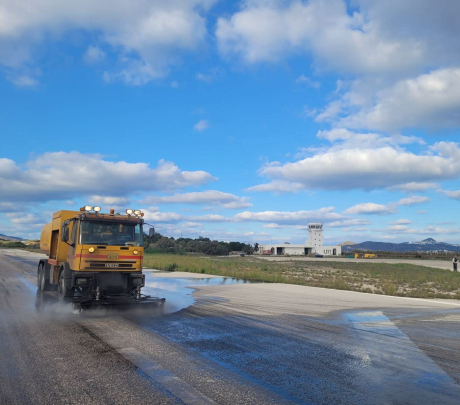 Εργασίες διαγράμμισης στον Αερολιμένα Μήλου