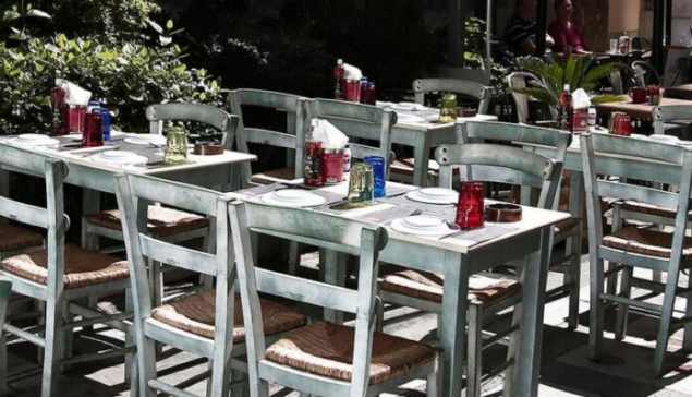Από τα γεμάτα τραπέζια στα delivery: Η νέα πραγματικότητα των Κυκλάδων