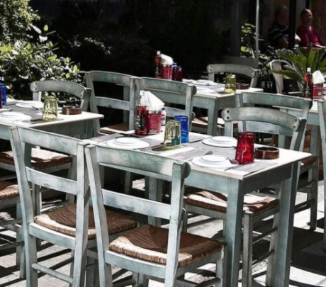 Από τα γεμάτα τραπέζια στα delivery: Η νέα πραγματικότητα των Κυκλάδων