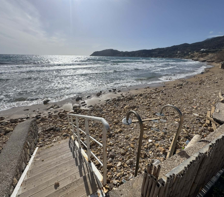 Εξαφανίστηκε η παραλία του Προβατά από τους νοτιάδες