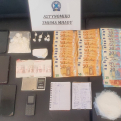 Πελατολόγια και ''κόκες'', συλλήψεις και ''ξεδόντιασμα'' των διακινητών στη Μήλο (φωτογραφίες και βίντεο)