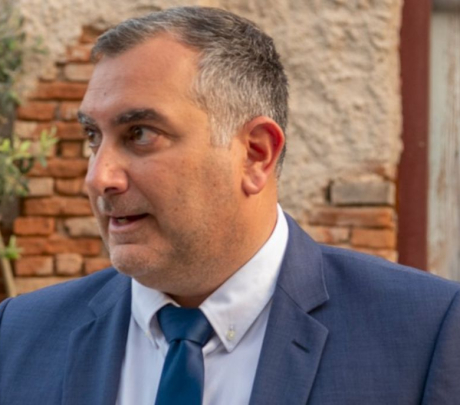 Αρης Ρώτας: ''Δημοτικό συμβούλιο παρωδία – Η Σύρος δεν αντέχει άλλη τοξικότητα''