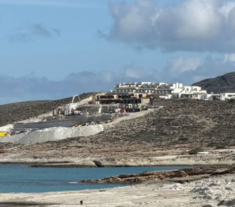 Μήλος: Πώς ''πέρασαν'' τα 503 επιπλέον τετραγωνικά στην άδεια του White Coast – Τι αποκαλύπτει το πόρισμα της Αρχής Διαφάνειας
